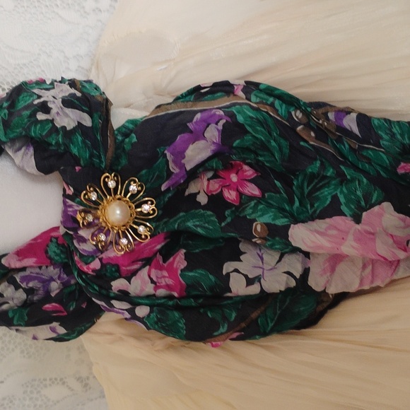 Vintage Brooch Daisy Faux Pearl Flower Gold tone Rhinestones - Picture 2 of 5